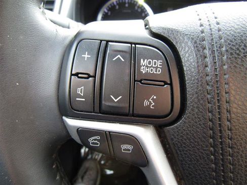 Used 2016 Toyota Highlander XLE image 14