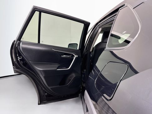 Used 2025 Toyota RAV4 XLE FWD image 25