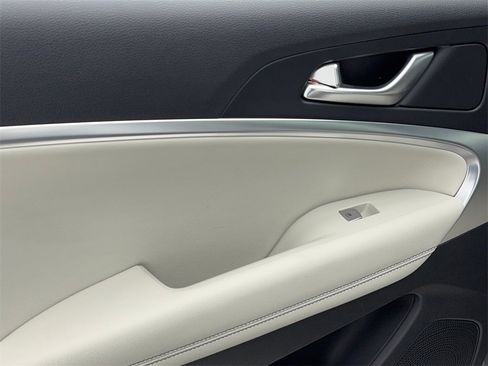 Used 2025 Genesis G70 2.5T image 43