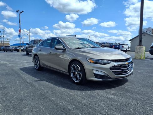 Used 2024 Chevrolet Malibu LT FWD image 2