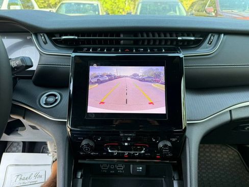 Used 2023 Jeep Grand Cherokee Altitude RWD image 6