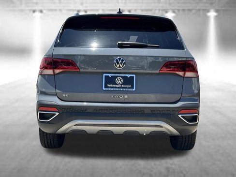 Used 2024 Volkswagen Taos SE w/ Panoramic Sunroof Package FWD image 4