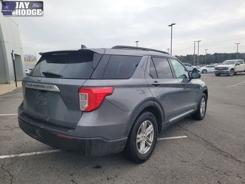 Certified 2022 Ford Explorer XLT image 3