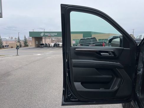 Used 2025 Chevrolet Suburban Z71 image 24