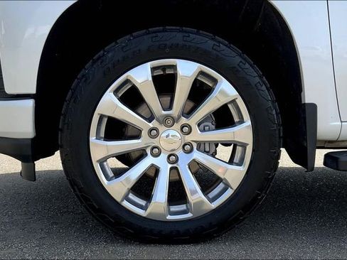 Used 2021 Chevrolet Silverado 1500 High Country w/ Technology Package image 9