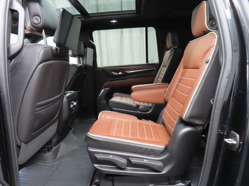 Used 2024 GMC Yukon XL Denali Ultimate AWD/4WD image 9