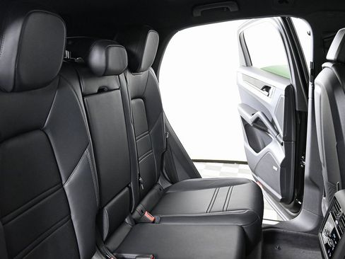 Used 2025 Porsche Cayenne Coupe image 24