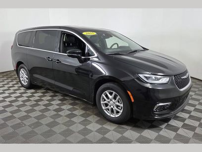 Used 2025 Chrysler Pacifica Select