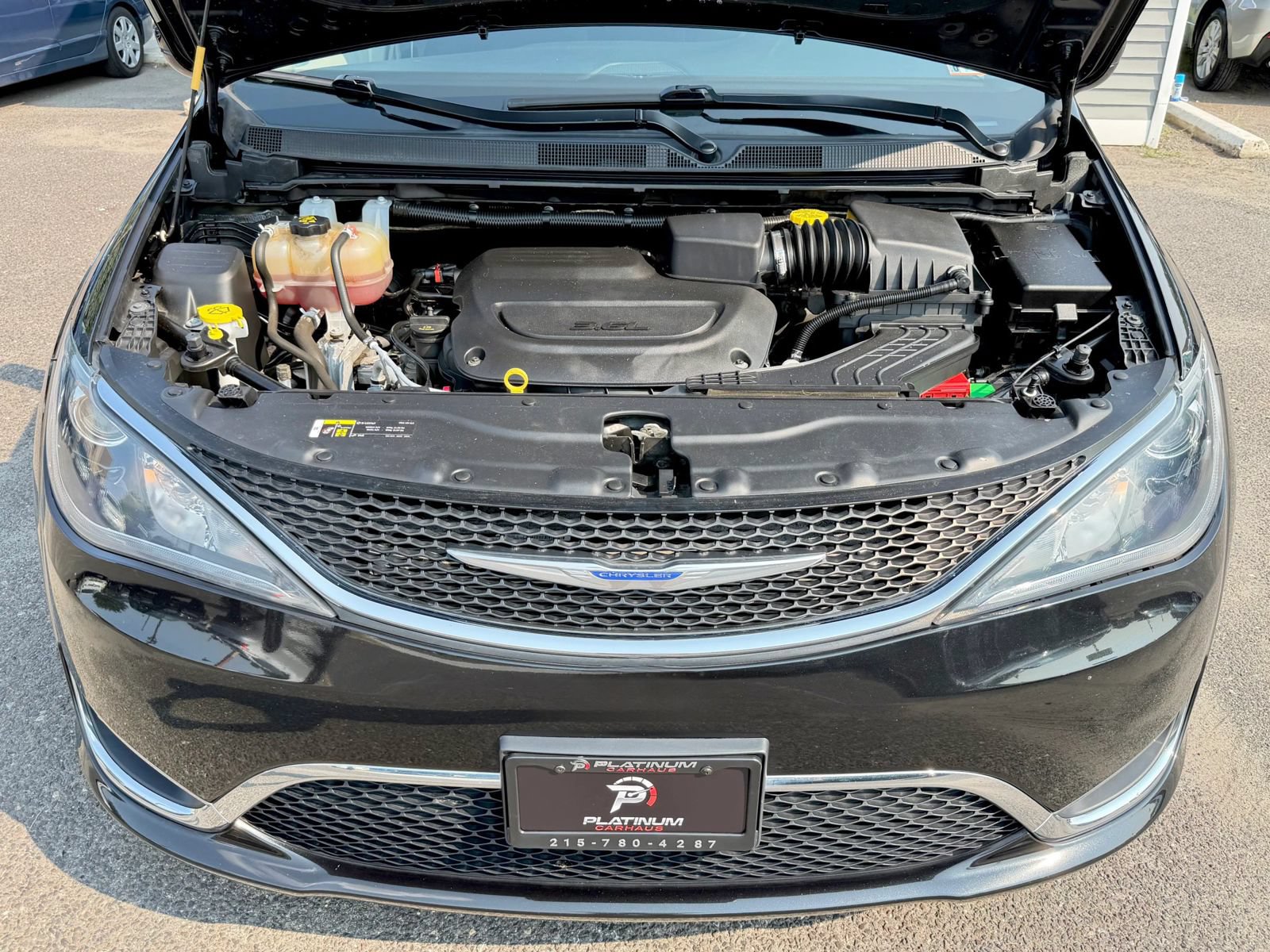 Used 2020 Chrysler Pacifica Touring w/ Tire & Wheel Group FWD image 20