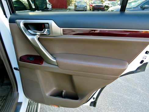 Used 2016 Lexus GX 460 w/ Premium Package image 43