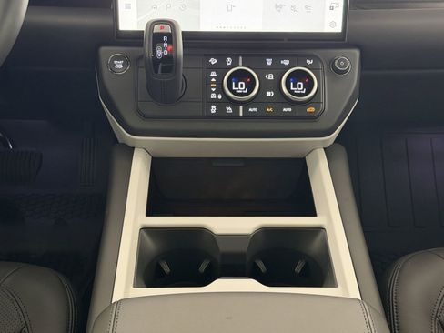 Used 2026 Land Rover Defender 110 X-Dynamic SE image 21