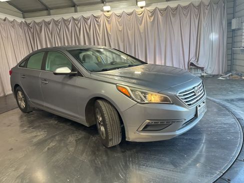 Used 2015 Hyundai Sonata SE image 2