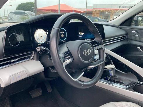 Used 2025 Hyundai Elantra Limited FWD image 8