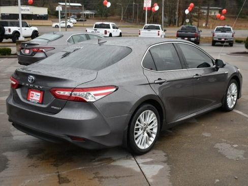Used 2020 Toyota Camry XLE image 5