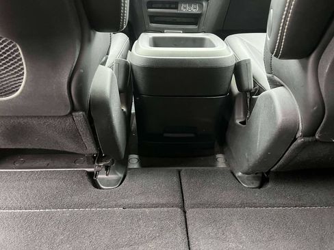 Used 2025 Chrysler Pacifica Select FWD image 4