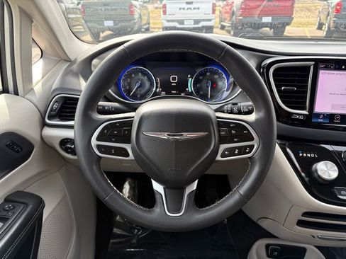 Certified 2023 Chrysler Pacifica Touring-L FWD image 24