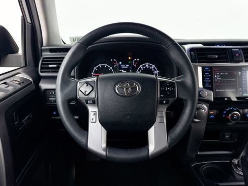 Used 2020 Toyota 4Runner SR5 AWD/4WD image 28