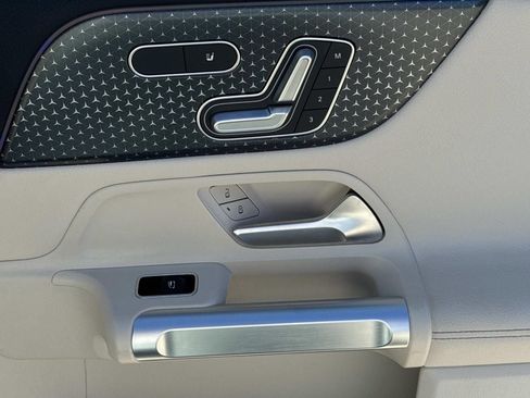 Used 2025 Mercedes-Benz GLB 250 image 14