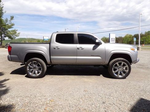 Used 2016 Toyota Tacoma SR w/ Towing Package AWD/4WD image 5