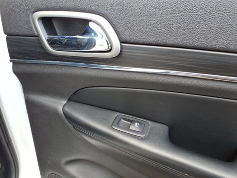 Used 2019 Jeep Grand Cherokee Limited image 16