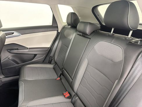 Used 2025 Volkswagen Taos SE w/ Panoramic Sunroof Package FWD image 23