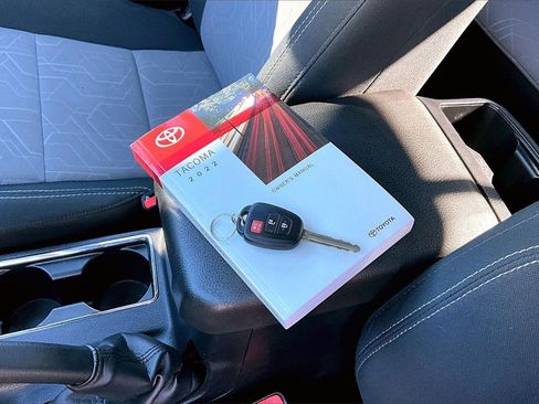 Used 2022 Toyota Tacoma TRD Sport w/ Technology Package image 33