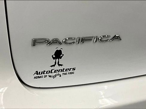 Used 2024 Chrysler Pacifica Touring-L FWD image 9