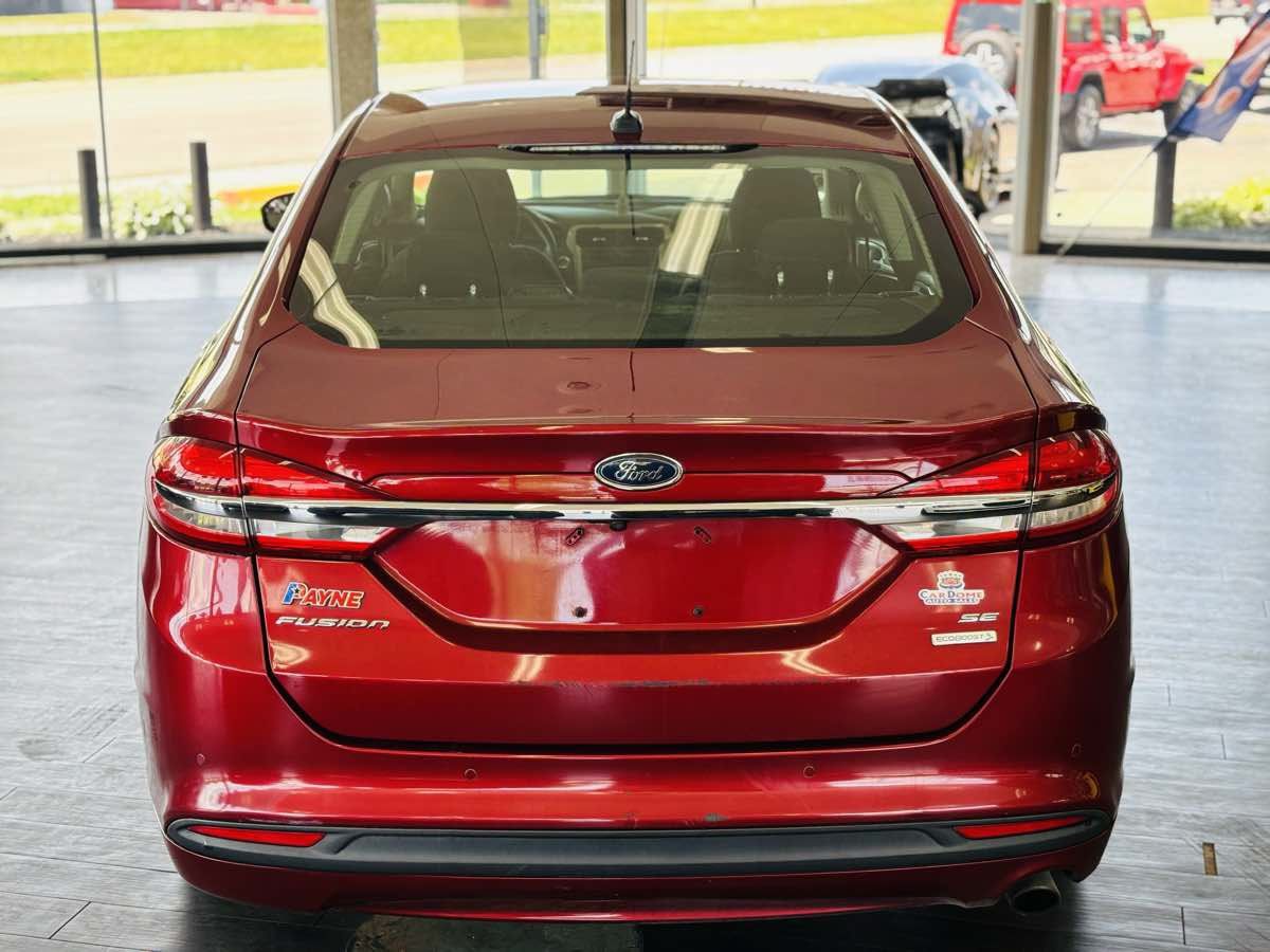 Used 2018 Ford Fusion SE w/ Fusion SE Technology Package FWD image 10