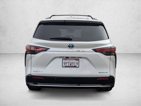 Used 2025 Toyota Sienna Platinum image 7