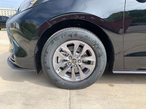 New 2026 Toyota Sienna XLE FWD image 34