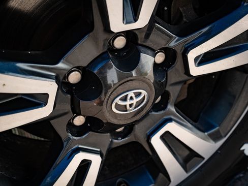 Used 2017 Toyota Tacoma TRD Sport image 8