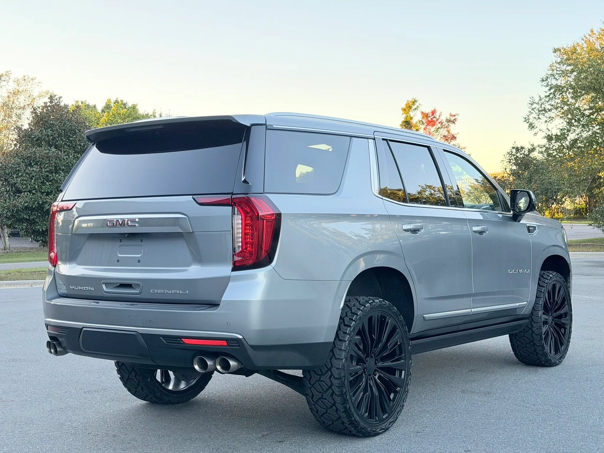 Used 2023 GMC Yukon Denali AWD/4WD image 3