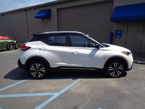 Used 2020 Nissan Kicks SR w/ SR Premium Package image 6