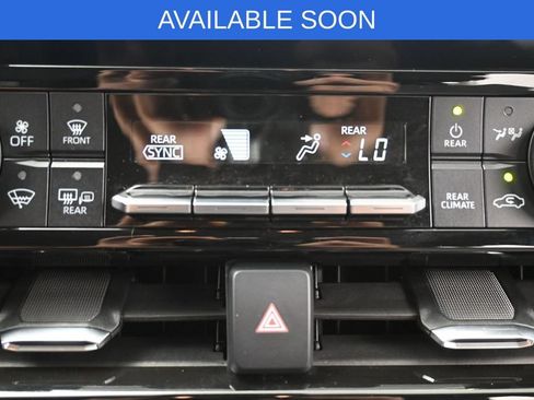 Used 2023 Toyota Highlander LE FWD image 23