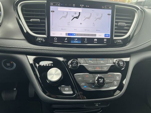 New 2026 Chrysler Pacifica Select image 18