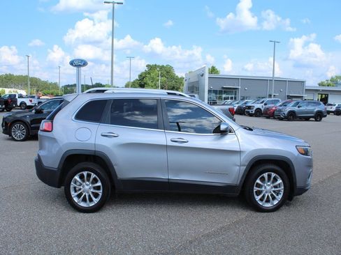 Used 2019 Jeep Cherokee Latitude w/ Popular Appearance Group FWD image 4