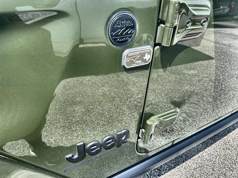 Used 2021 Jeep Gladiator Sport AWD/4WD image 5