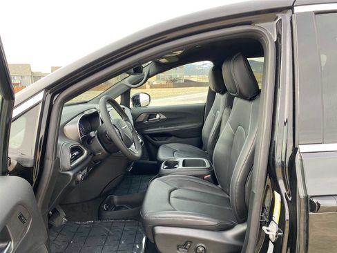 New 2026 Chrysler Pacifica Select image 17