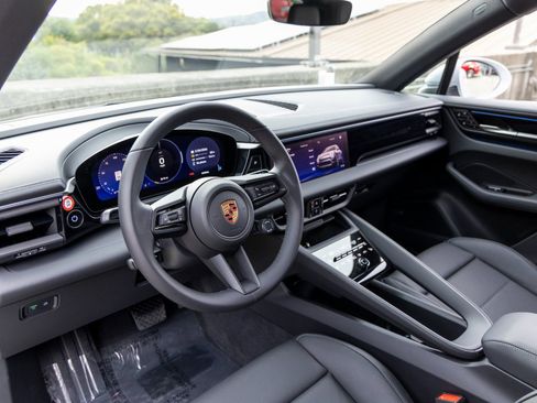 New 2025 Porsche Macan Electric RWD image 4