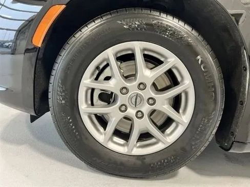 Used 2024 Chrysler Pacifica Touring-L image 29