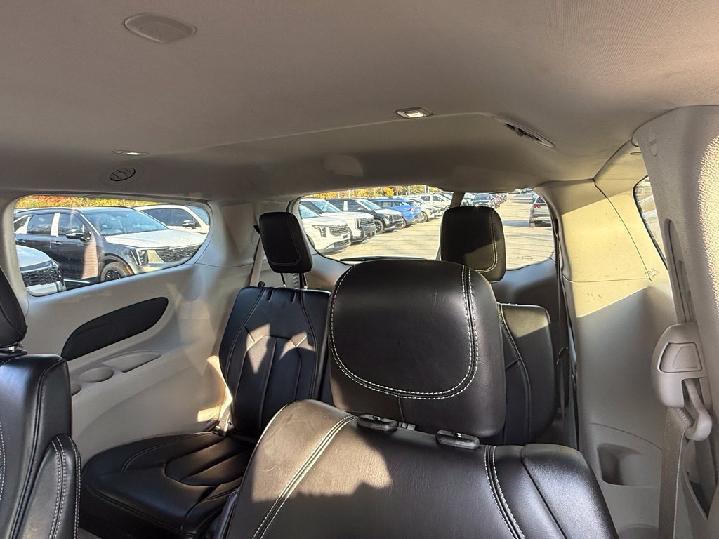 Used 2023 Chrysler Pacifica Touring-L FWD image 14