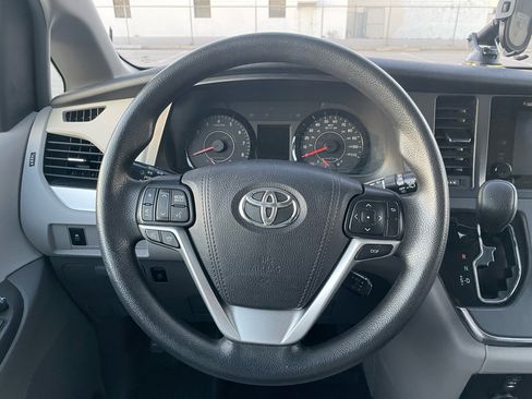 Used 2017 Toyota Sienna LE image 29