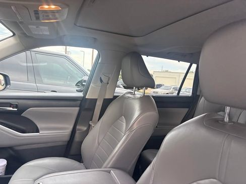 Used 2022 Toyota Highlander XLE FWD image 2