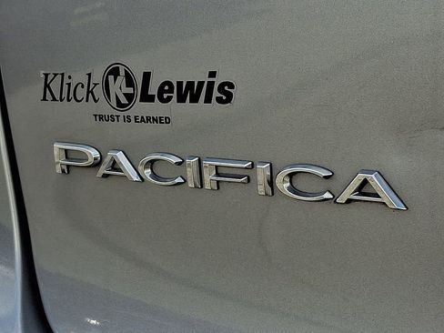 Used 2017 Chrysler Pacifica Touring-L image 35