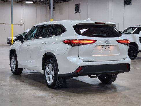Used 2021 Toyota Highlander LE image 11