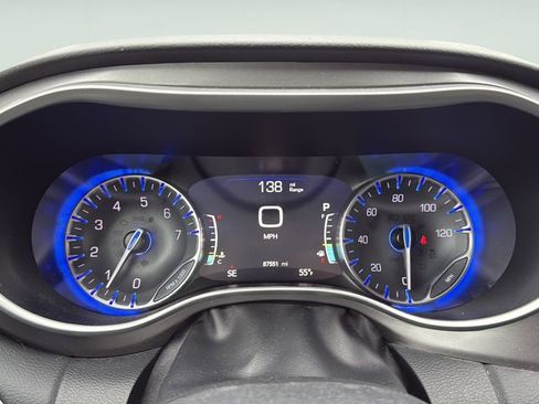 Used 2023 Chrysler Pacifica Touring-L FWD image 27