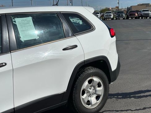 Used 2018 Jeep Cherokee Sport FWD image 7