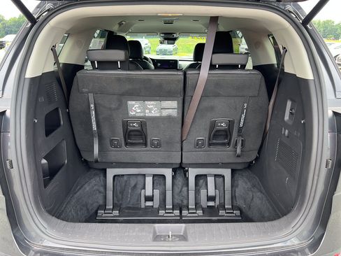 Used 2024 Kia Carnival EX FWD image 9