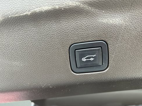 Used 2022 GMC Yukon SLT w/ SLT Luxury Package image 11