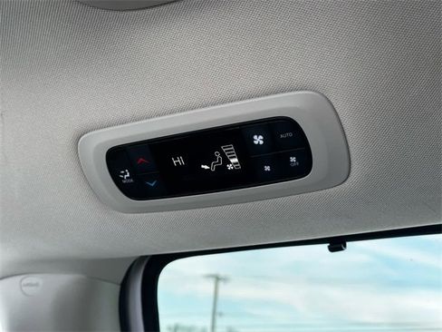Used 2024 Chrysler Pacifica Touring-L image 21
